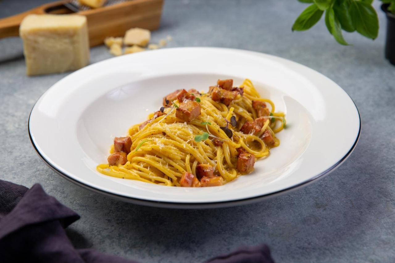 Al Bandar Rotana - Dubai Creek Hotel Exterior photo A plate of spaghetti alla carbonara