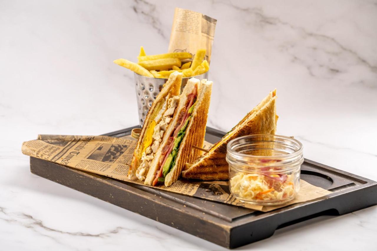 Al Bandar Rotana - Dubai Creek Hotel Exterior photo A club sandwich