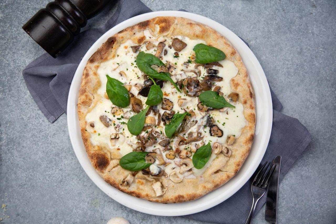 Al Bandar Rotana - Dubai Creek Hotel Exterior photo Pizza with ricotta and mushrooms