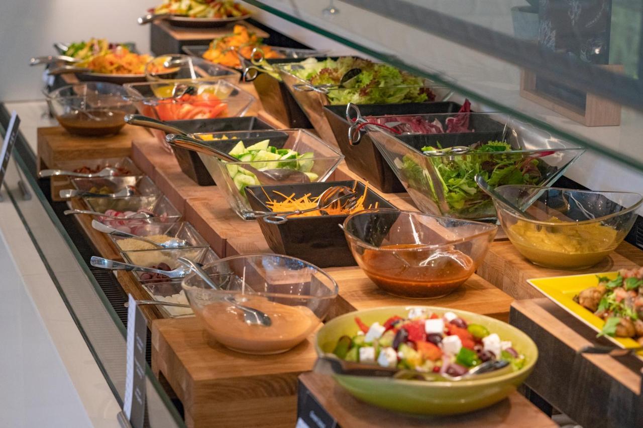 Al Bandar Rotana - Dubai Creek Hotel Exterior photo A salad bar