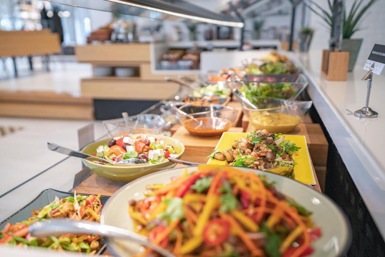 Al Bandar Rotana - Dubai Creek Hotel Exterior photo A salad bar